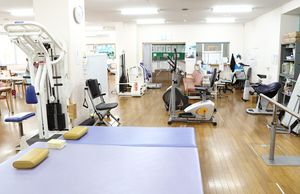 運動器具と広々とした室内