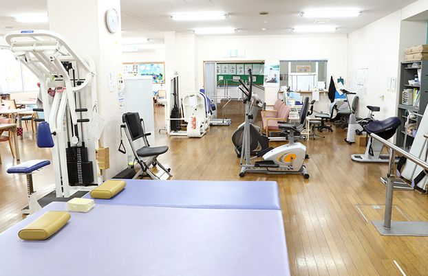 運動器具と広々とした室内