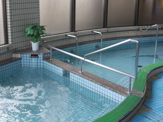 浴槽と手すりのある浴室  