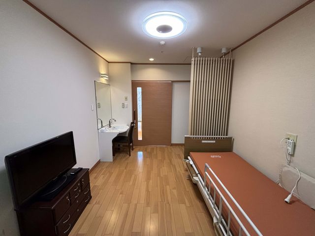 明るい居室 居室 広々とした居室で、柔らかな照明と機能的な設備が揃っています。リラックスできる環境で快適に過ごせます。