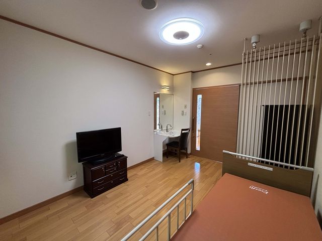 明るい居室 居室 ナチュラルな床と間接照明が特徴的な居室です。プライベートを重視した空間で、落ち着いて業務が可能です。