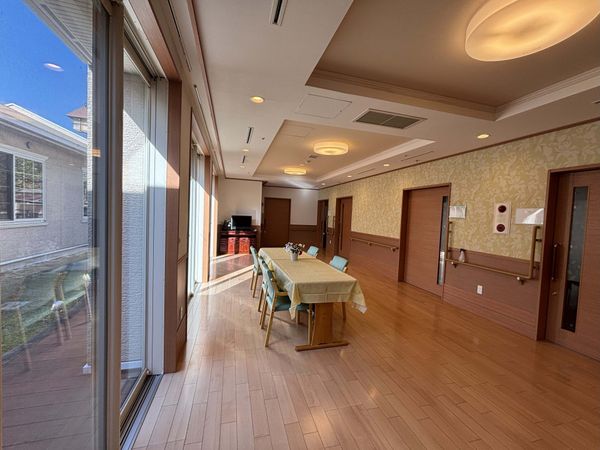 日差しの差し込むラウンジ