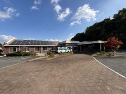 広々とした建物の外観
