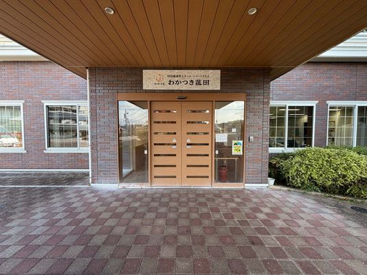 木の引き戸の入口