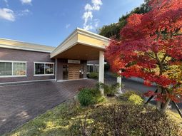色鮮やかな紅葉の外観