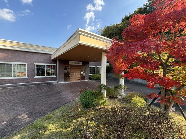 色鮮やかな紅葉の外観