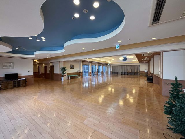 広々とした明るいラウンジ ラウンジ 広々としたスペースで自然光を取り入れた明るい空間です。くつろいだ雰囲気を感じながら交流が楽しめます。