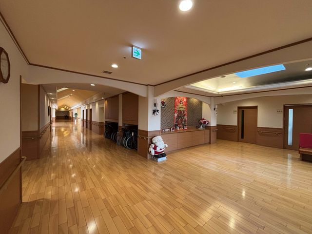 車椅子を置いた廊下 廊下 幅の広い廊下で、車椅子も効率的に収納されています。自然光が入る明るい空間です。