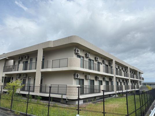 広がる建物の外観