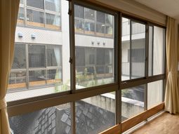 窓際の景色を楽しむ廊下