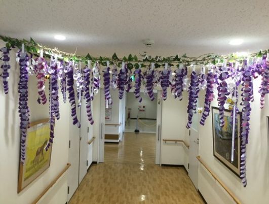花飾りのある廊下  