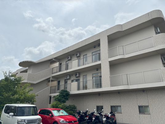 モダンな建物の外観
