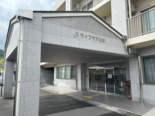 施設のエントランス