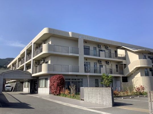 青空の建物外観