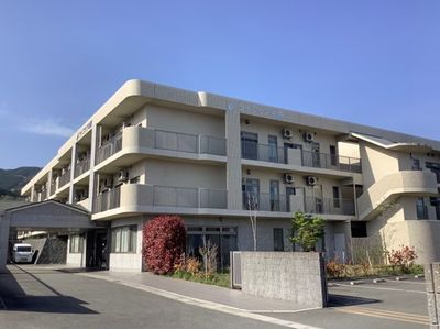青空の建物外観