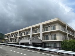 3階建ての建物外観