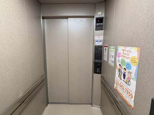 広々としたエレベーター