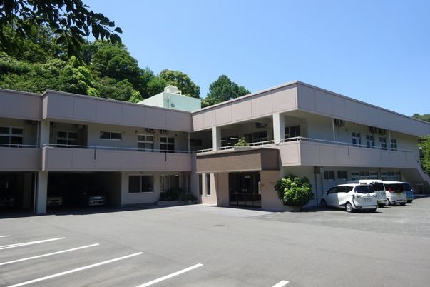 緑に囲まれた外観