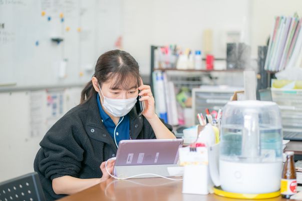 職員が作業する室内