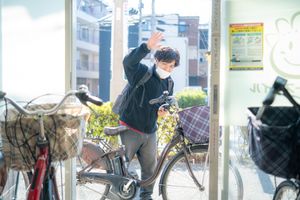 入口の外
