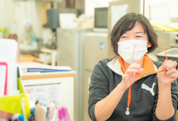 スタッフが働く様子の室内