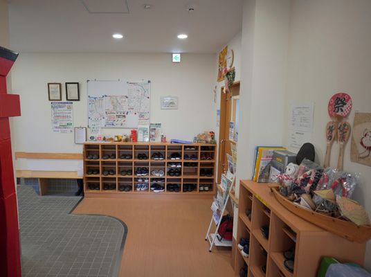 エントランスの掲示と棚