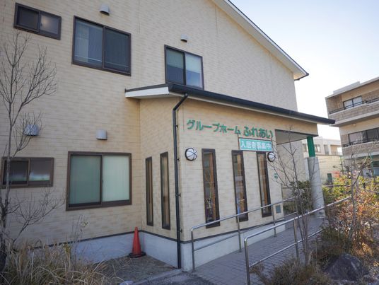 明るい建物の外観