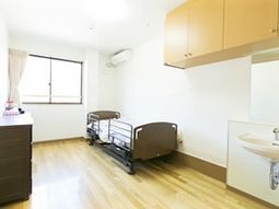 明るい単室の居室