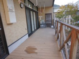 屋外の廊下と庭