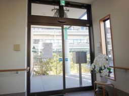 出口と掲示物のある空間