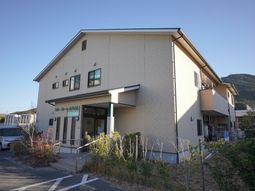 明るい外観の建物