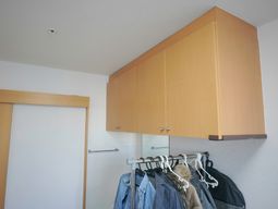 木製クローゼットとコートハンガー