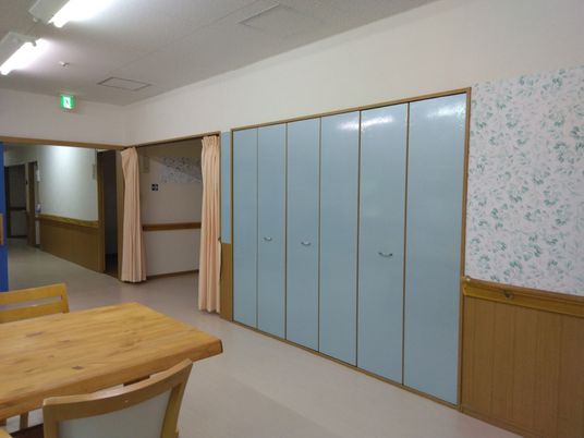 木製テーブルのある食堂  