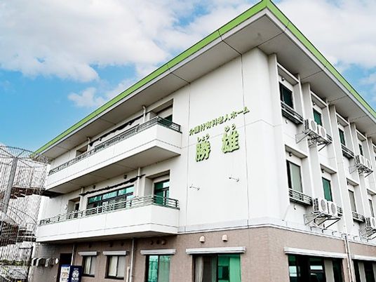白い建物の外観  