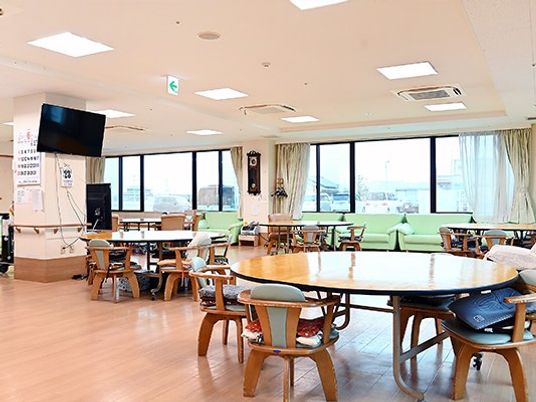 明るい食堂の共有スペース  