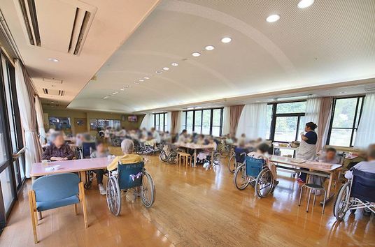自然光が差し込む食堂