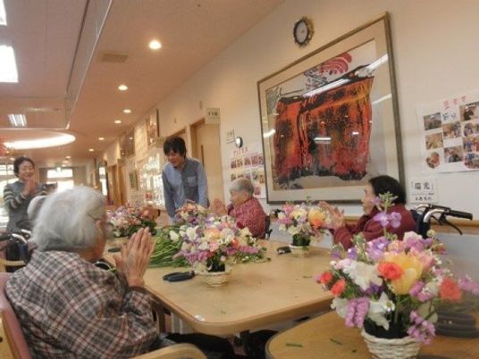 花に囲まれた共有スペース