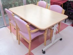 ピンクの椅子と木製テーブル