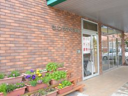 玄関と花壇の外観