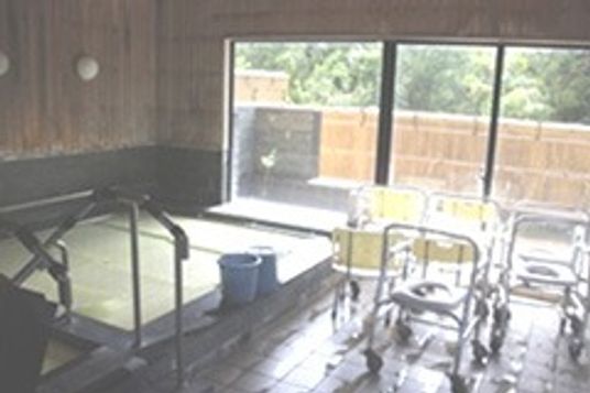 自然光が差し込む浴室