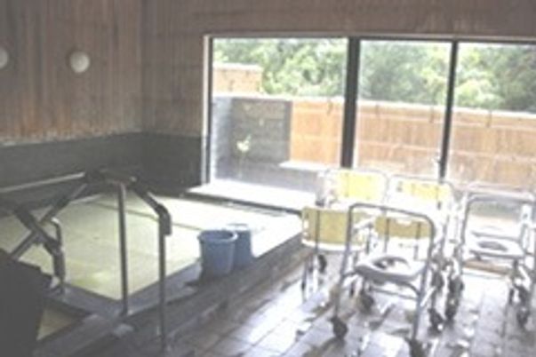 自然光が差し込む浴室