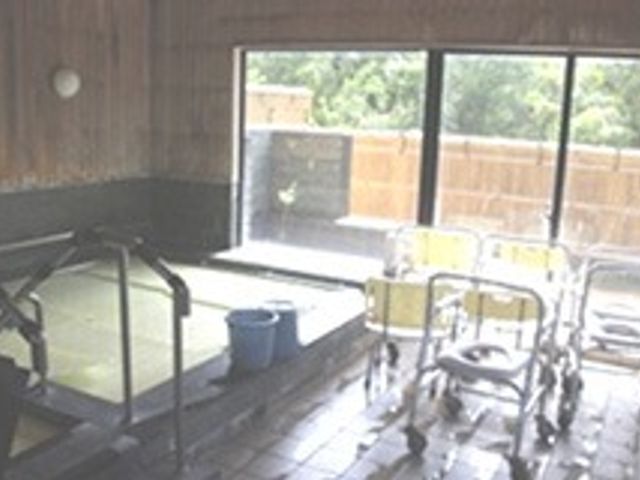 自然光が差し込む浴室 浴室 窓から自然光が入る明るい浴室です。ゆったりとリラックスできる空間が広がっています。
