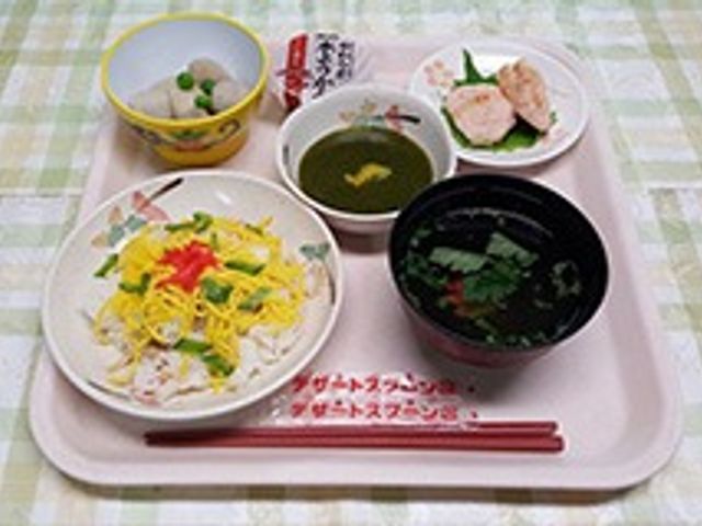 彩り豊かな食事例 料理 彩り豊かな栄養バランスの取れた食事が提供されています。健康を考えたメニューが揃っています。