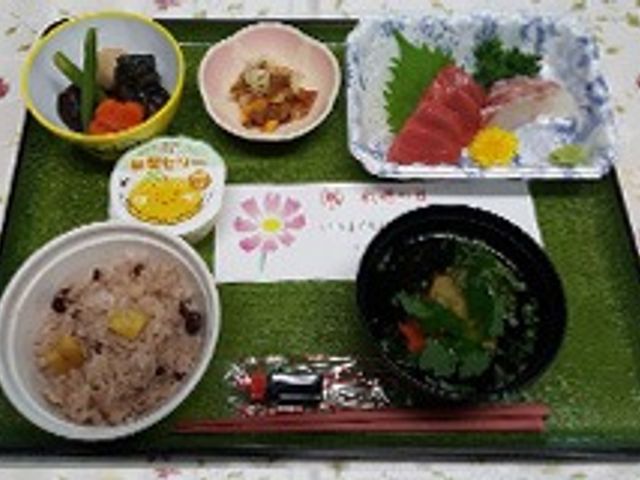 提供される食事 食堂 季節の食材を使用した彩り豊かな和食が提供される食堂です。家庭的な雰囲気で食事を楽しめます。