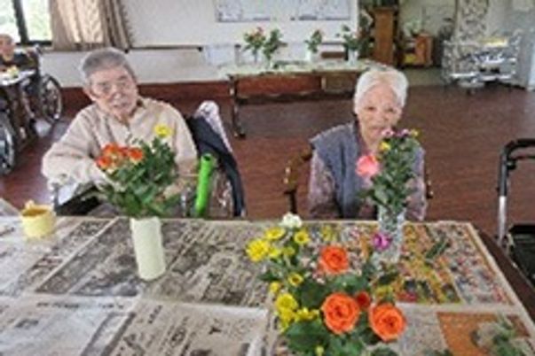 テーブルの花飾り部屋