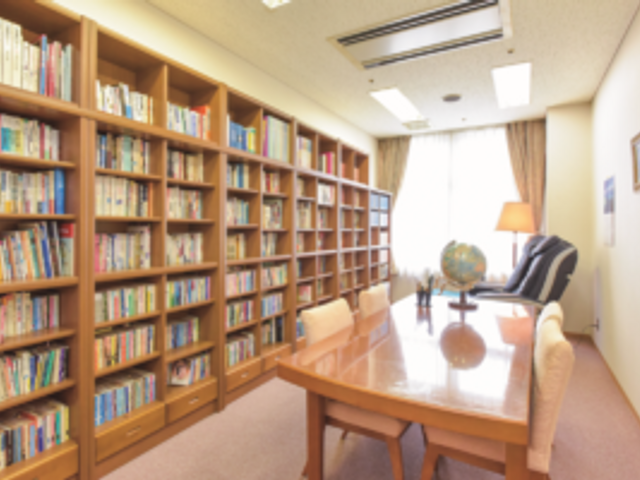 充実した書棚のある部屋 ライブラリー 本好きな方にはたまらない、閑静なライブラリーのある環境でご一緒にお仕事しませんか。