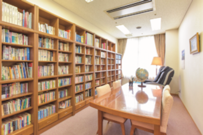 充実した書棚のある部屋