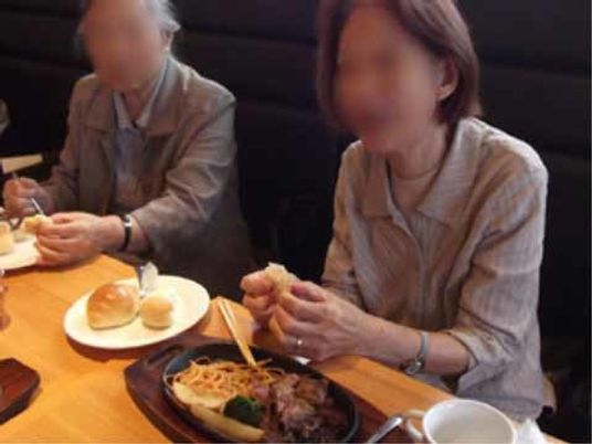 食事を楽しむ人々
