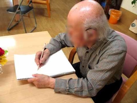 利用者が書き物をしている様子