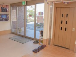 エントランスの明るい様子